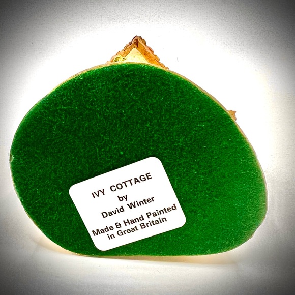 Adorable Hand Made Painted Ivy Cottage by Artist David Winter in Great Britain. - Picture 3 of 4